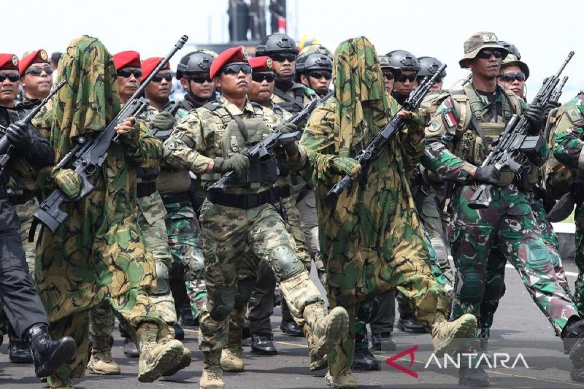 Presiden Prabowo tempatkan Polri di bawah naungan TNI, benarkah?