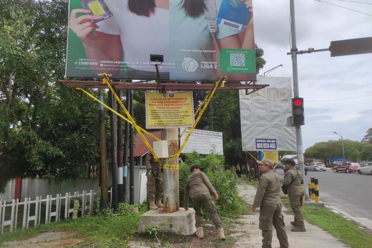 Satpol PP Palangka Raya segel sejumlah baliho diduga tak berizin