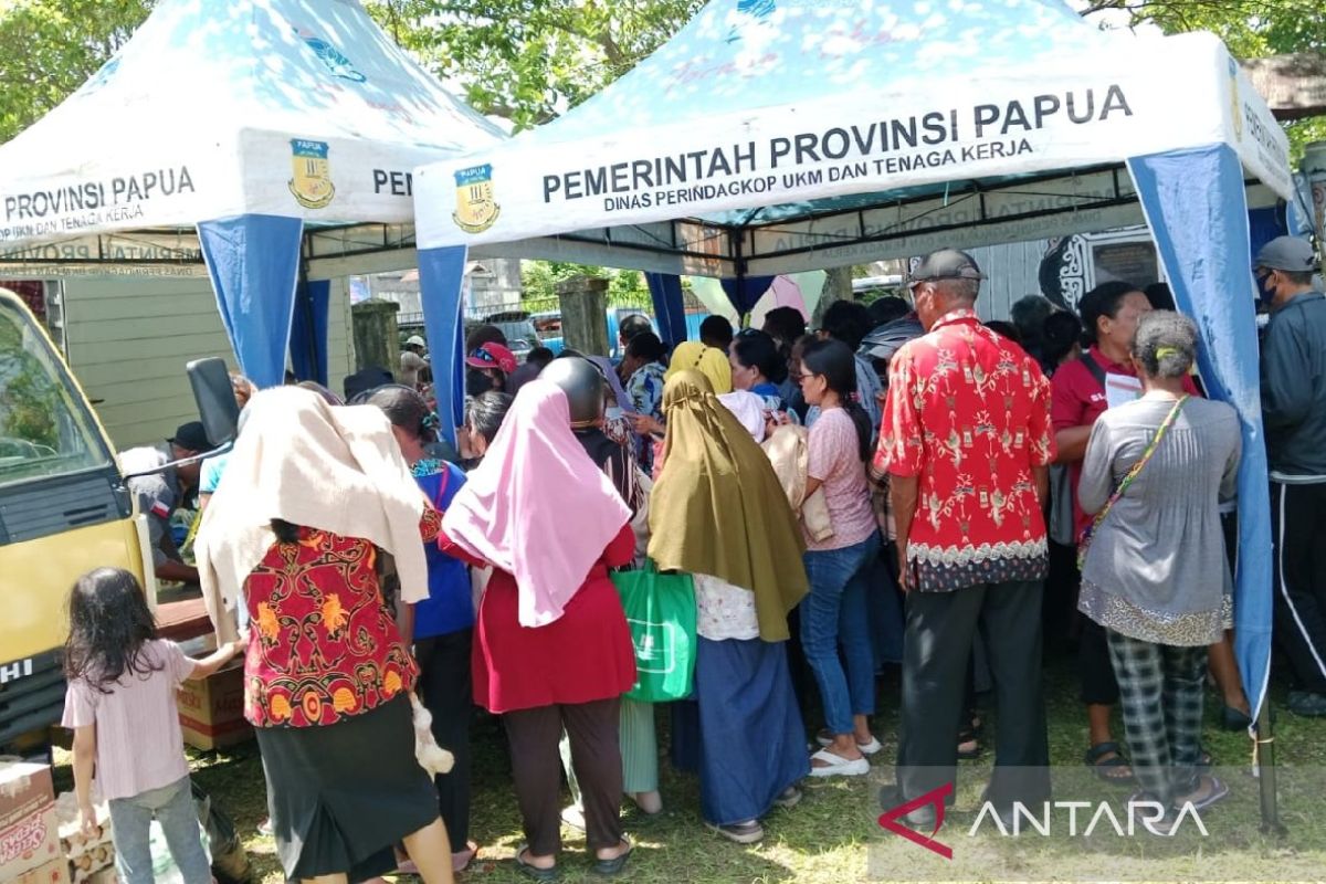 Pemkab Biak sediakan pasar murah membantu warga  kebutuhan Natal