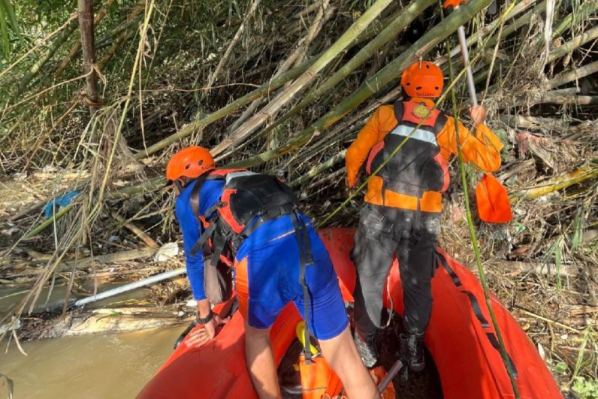 Tim SAR gabungan evakuasi balita  yang hanyut di Sungai Belawan