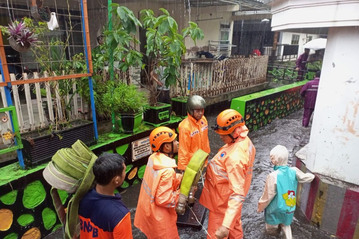 Hujan deras picu sejumlah kawasan di Kota Malang terendam banjir