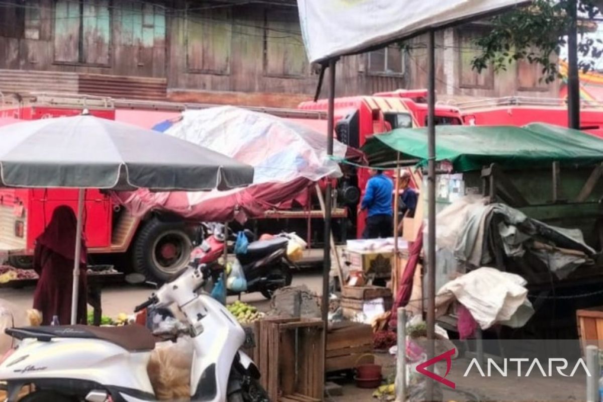 Damkar  Palembang kerahkan 80 personel tangani kebakaran bedeng