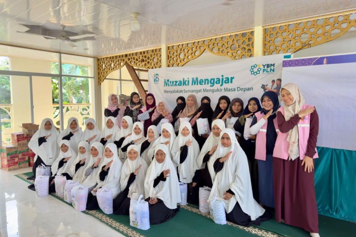 Srikandi PLN Sulselrabar mengedukasi santri terkait sistem kelistrikan