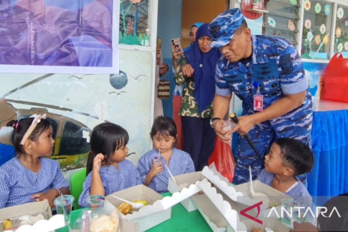 Dukung program pemerintah, Lanud Pattimura uji coba makan siang bergizi gratis bagi anak TK-SD