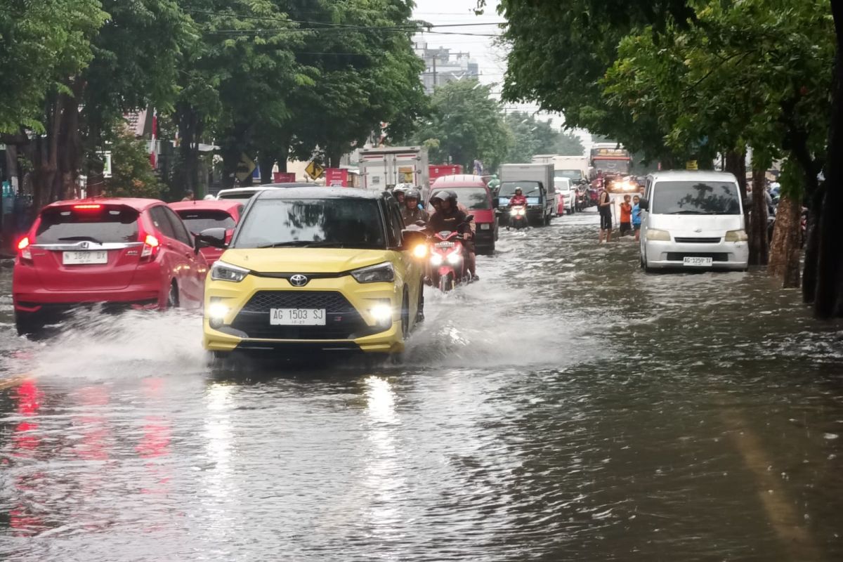 Hujan deras sebabkan genangan di sejumlah wilayah Tulungagung