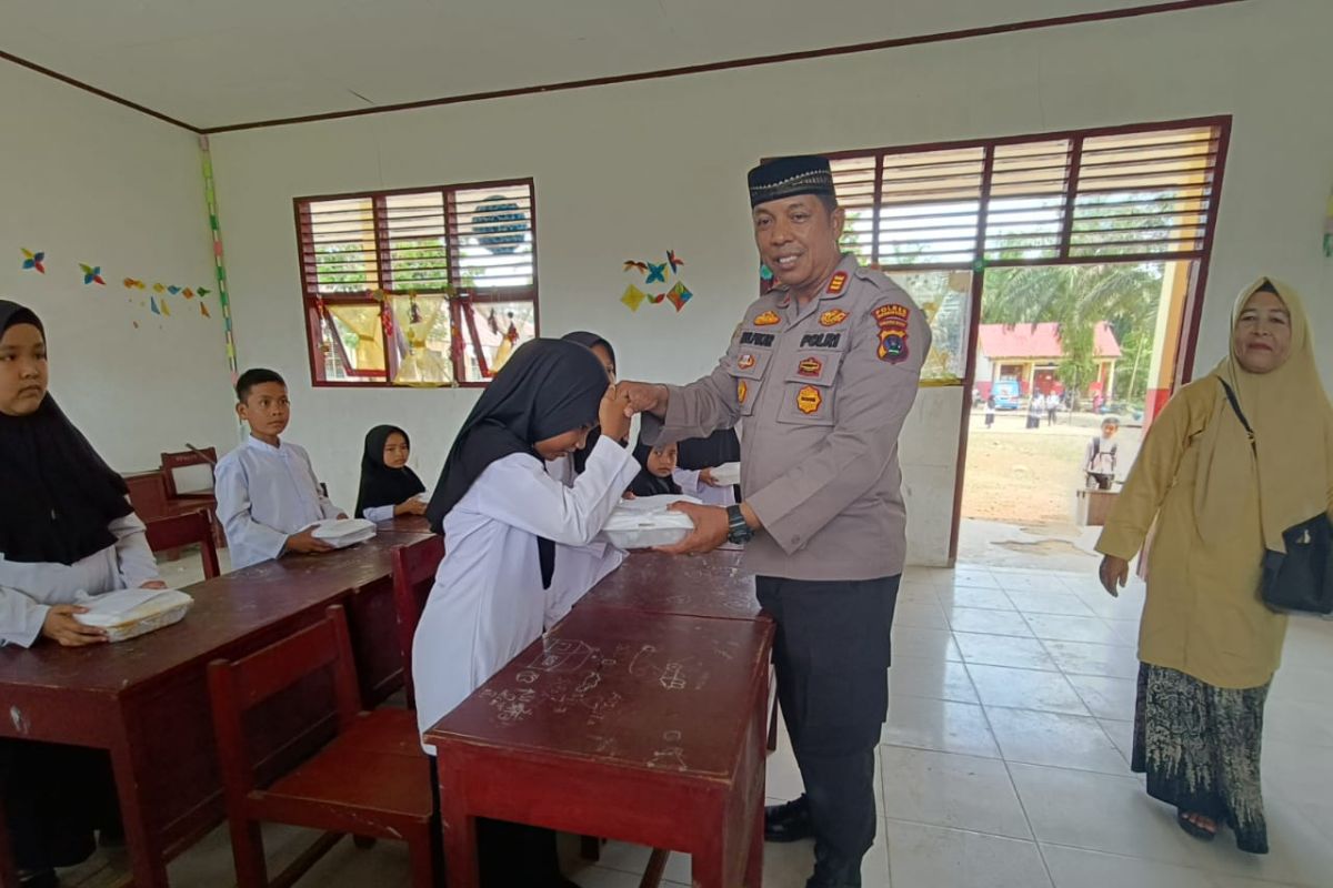 Polres Pasaman Barat bagikan makanan bergizi gratis ke siswa SD