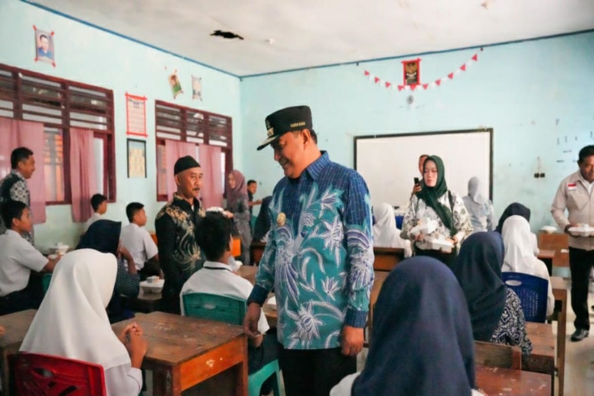 Pj Gubernur Sulbar membagikan bantuan alat sekolah pada pelajar di Mamuju