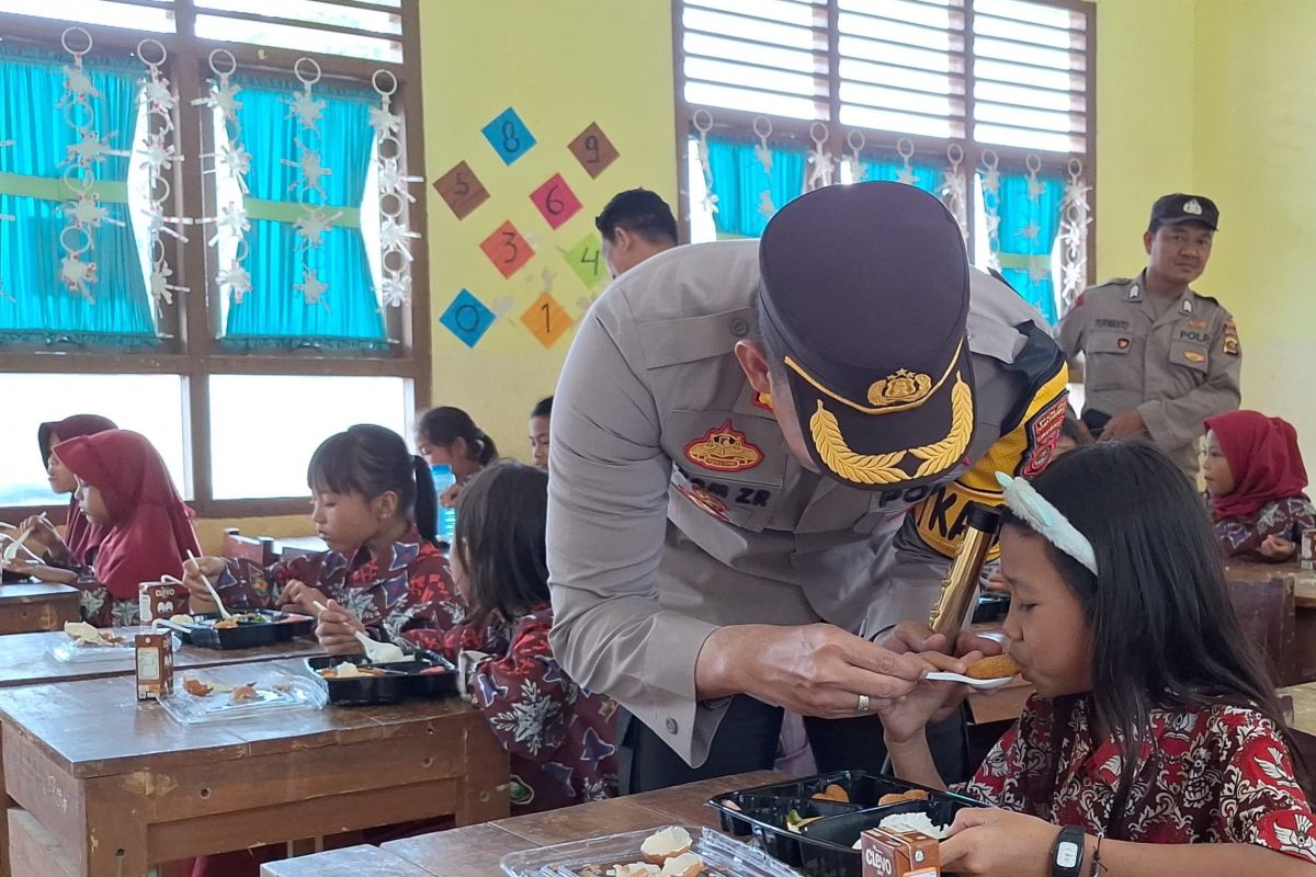 Ayam goreng dan sop jadi menu  makan bergizi gratis pelajar OKU