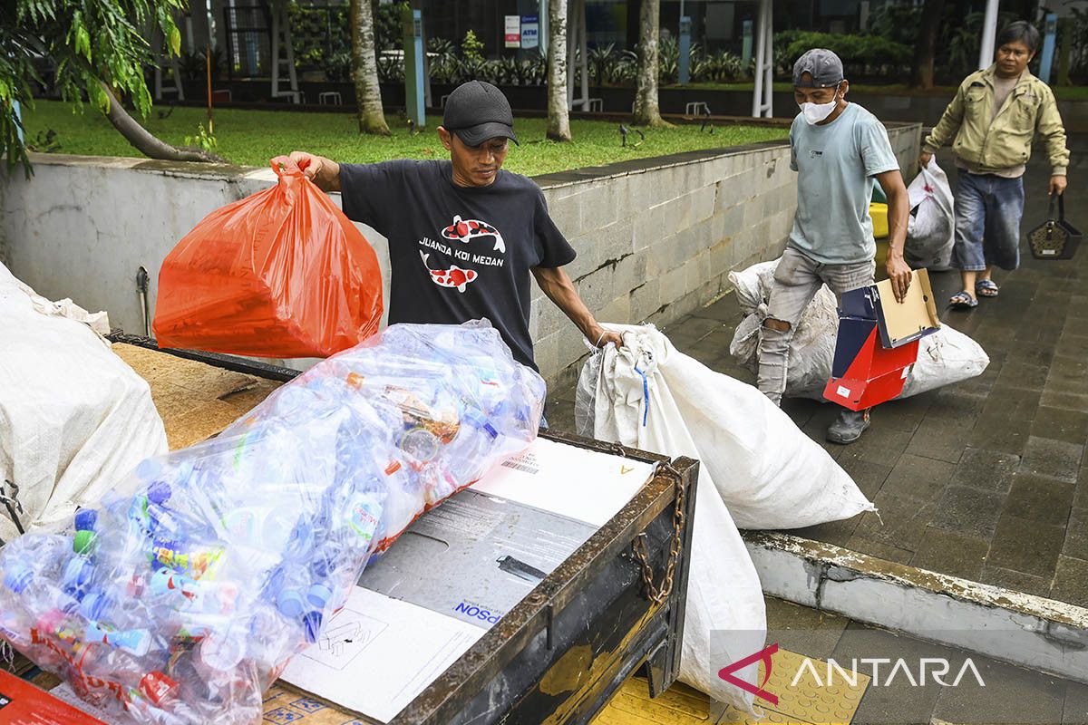 Optimalisasi bank sampah untuk pengurangan sampah nasional 2025