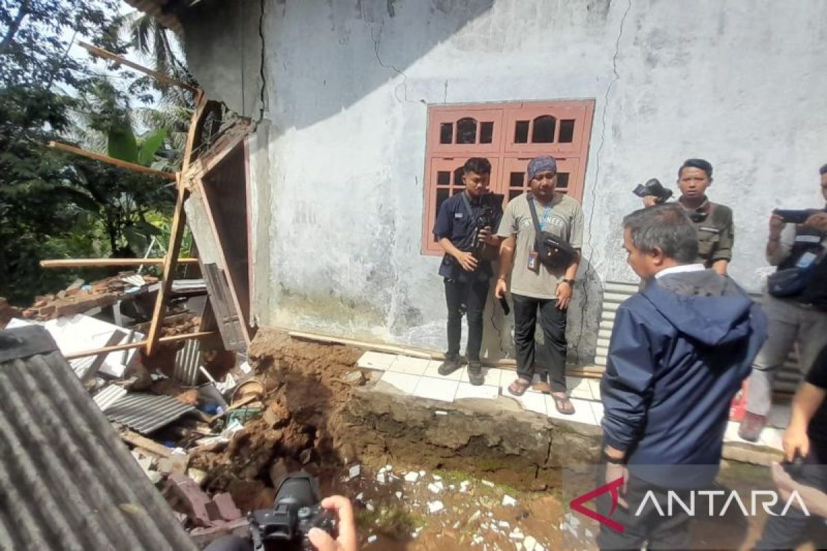 Pj Gubernur Jabar: Saat ini fokus penanganan korban bencana dan akses jalan