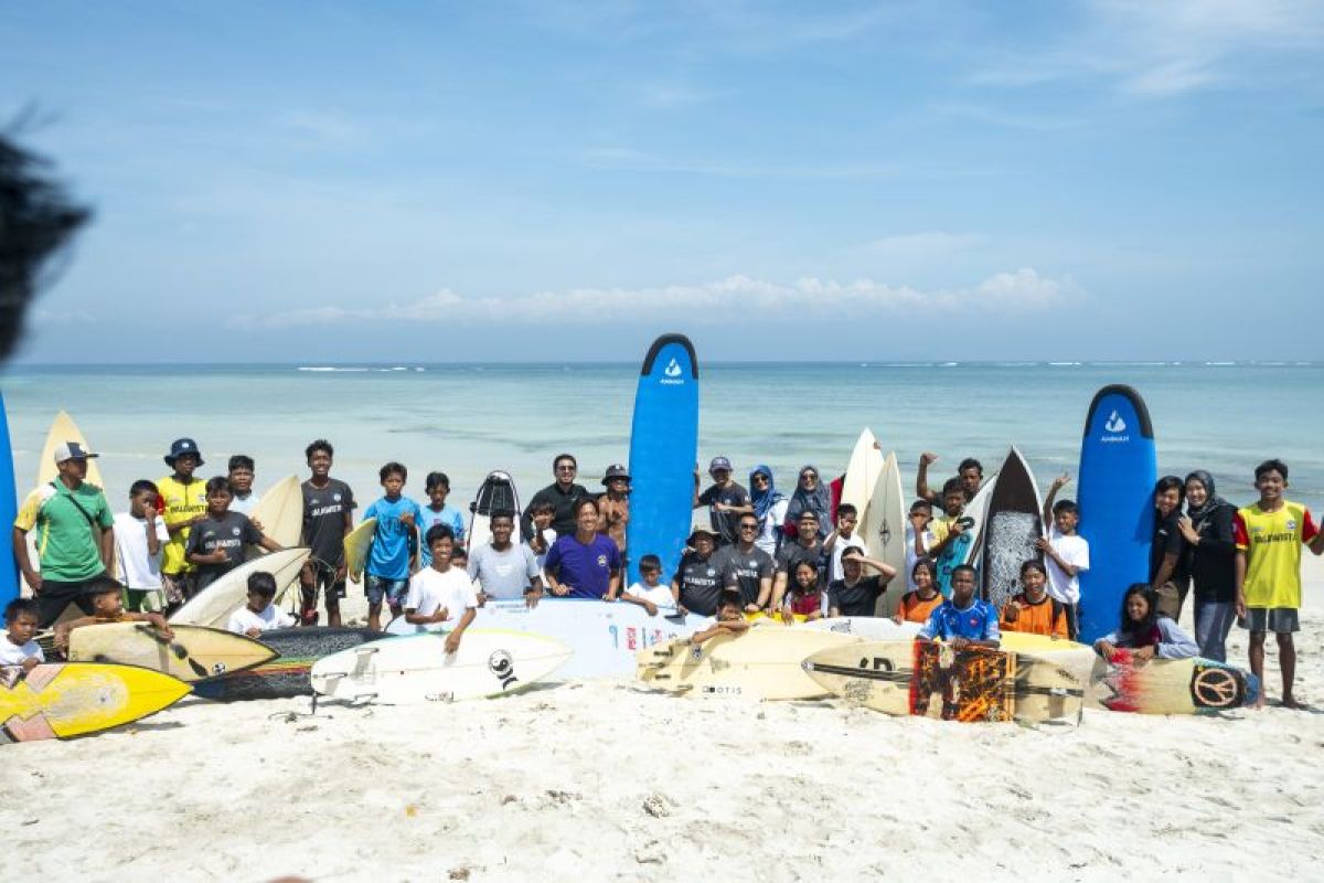 AMMAN dan Pemkab Sumbawa Barat promosikan surfing sebagai ekstrakurikuler baru di Sekolah