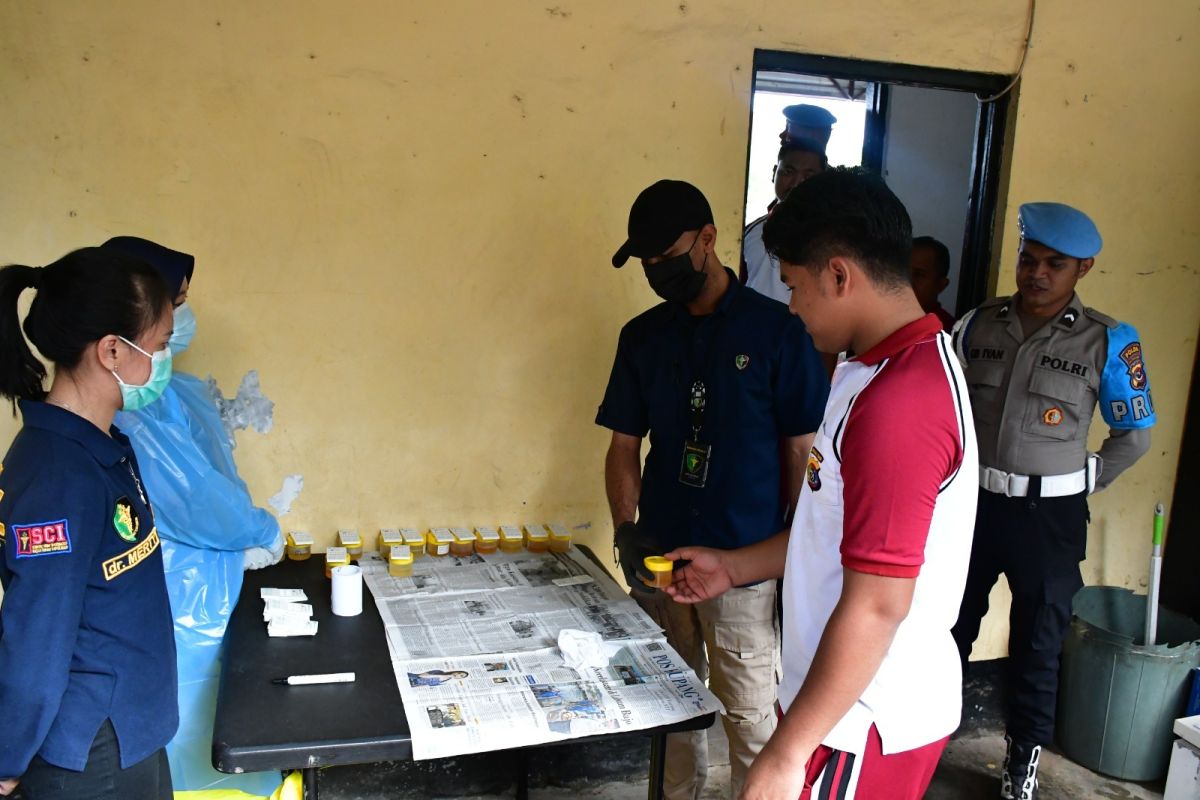 Biddokes Polda NTT tes urine anggota cegah narkoba