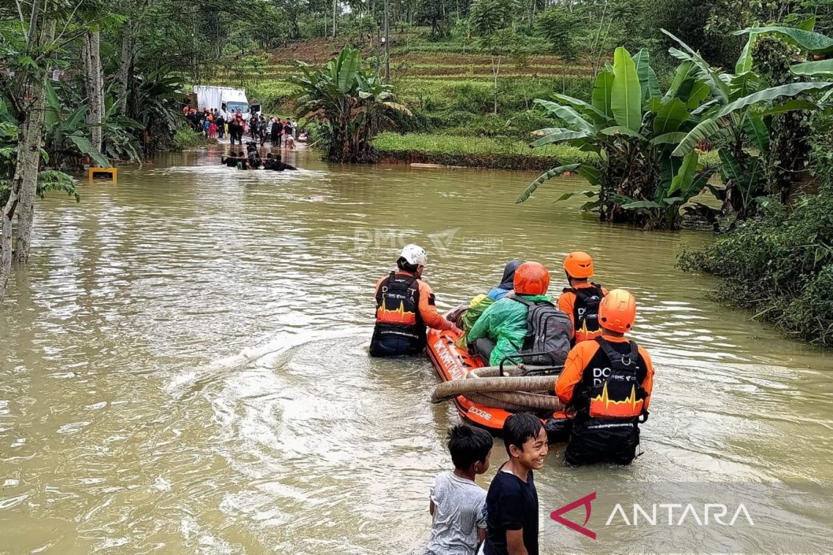 Dompet Dhuafa bantu evakuasi korban banjir bandang Sukabumi