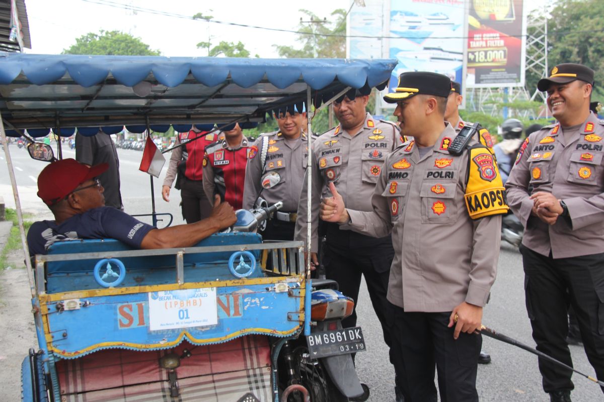 Kapolres Bengkalis jalan kaki sampaikan pesan kamtibmas