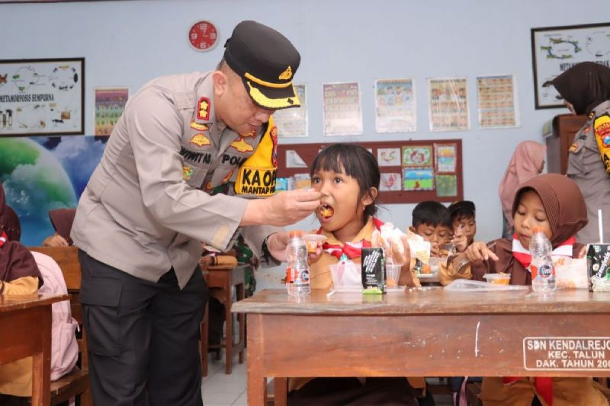 Polres Blitar bagikan makanan sehat untuk anak SD