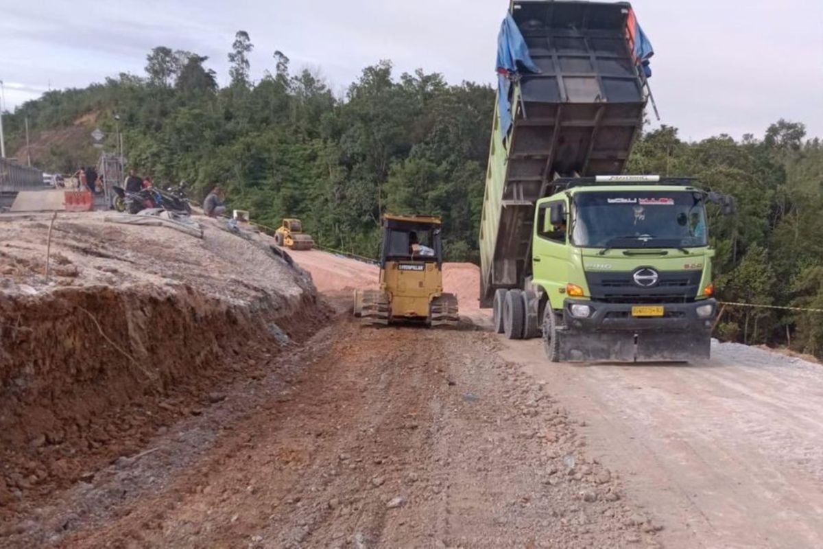 Pengerjaan fisik trase jalan longsor Lintas Riau-Sumbar capai 70 persen