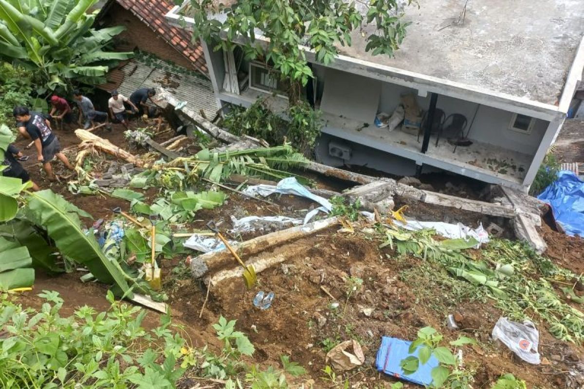 Longsor sebabkan lima rumah warga di Malang rusak