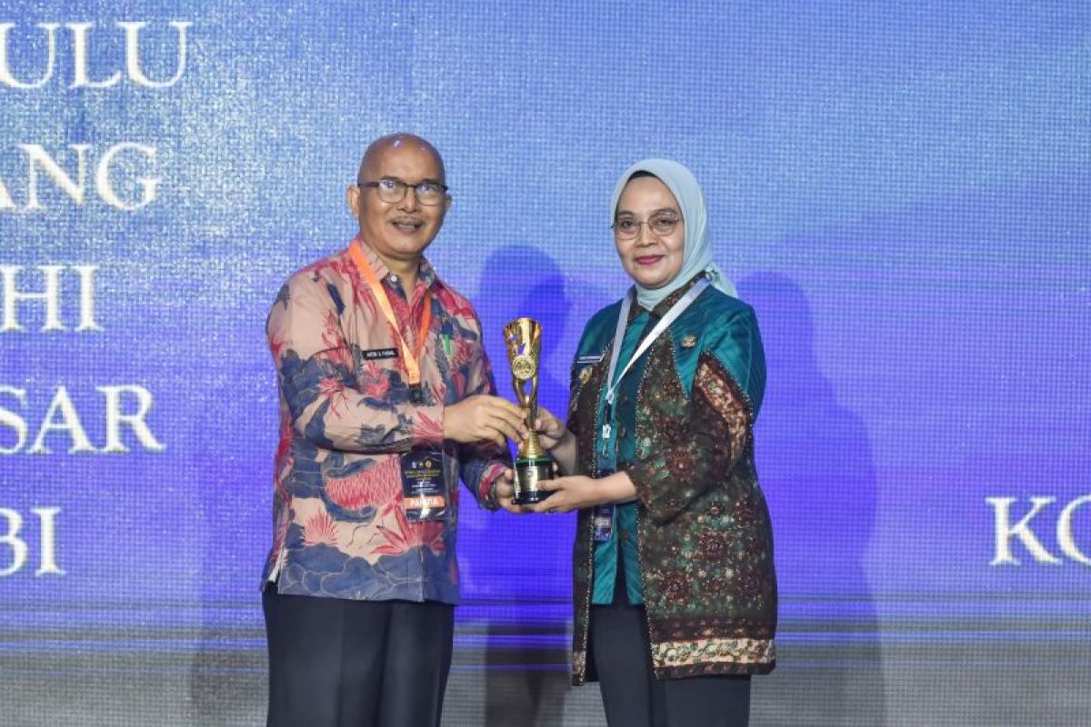 Pj Wali Kota Jambi terima IGA Award 2024 dari Mendagri