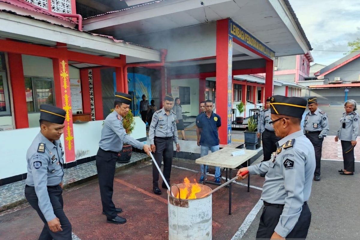 Lapas Ambon  musnahkan 11 ponsel sitaan milik WBP