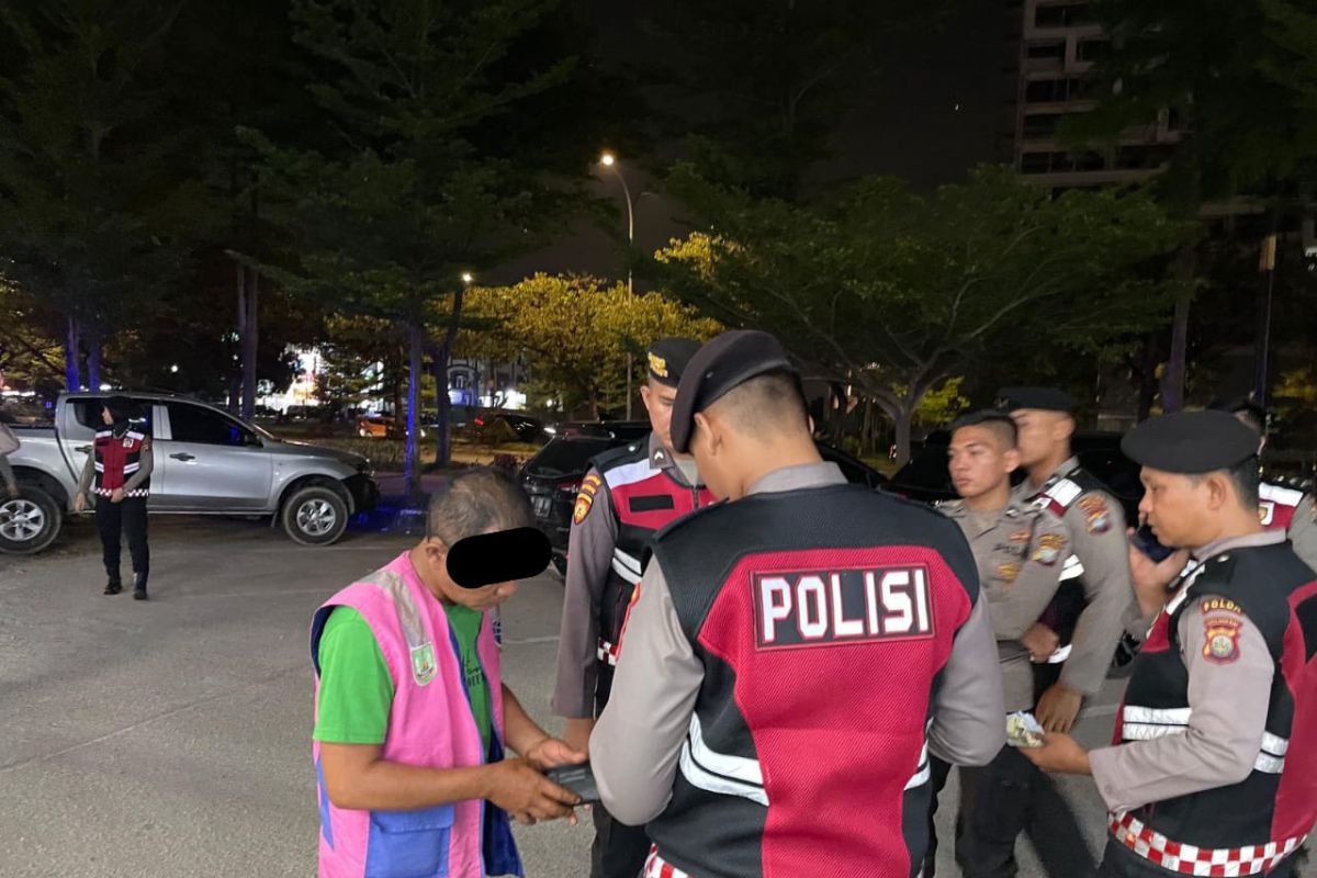 Polda Kepri tertibkan puluhan juru parkir liar di Batam