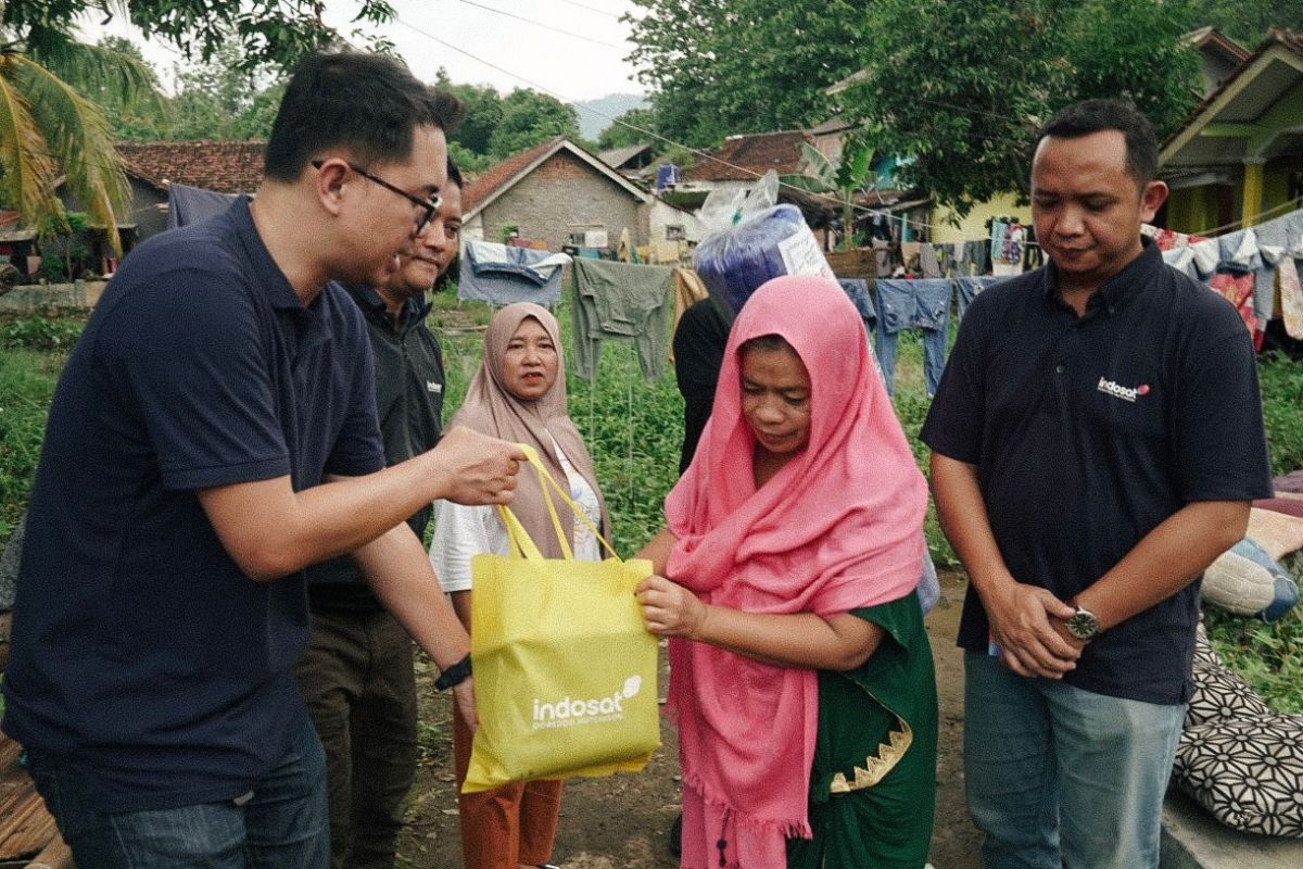 Indosat Ooredoo Hutchison salurkan bantuan kemanusiaan korban bencana di Sukabumi