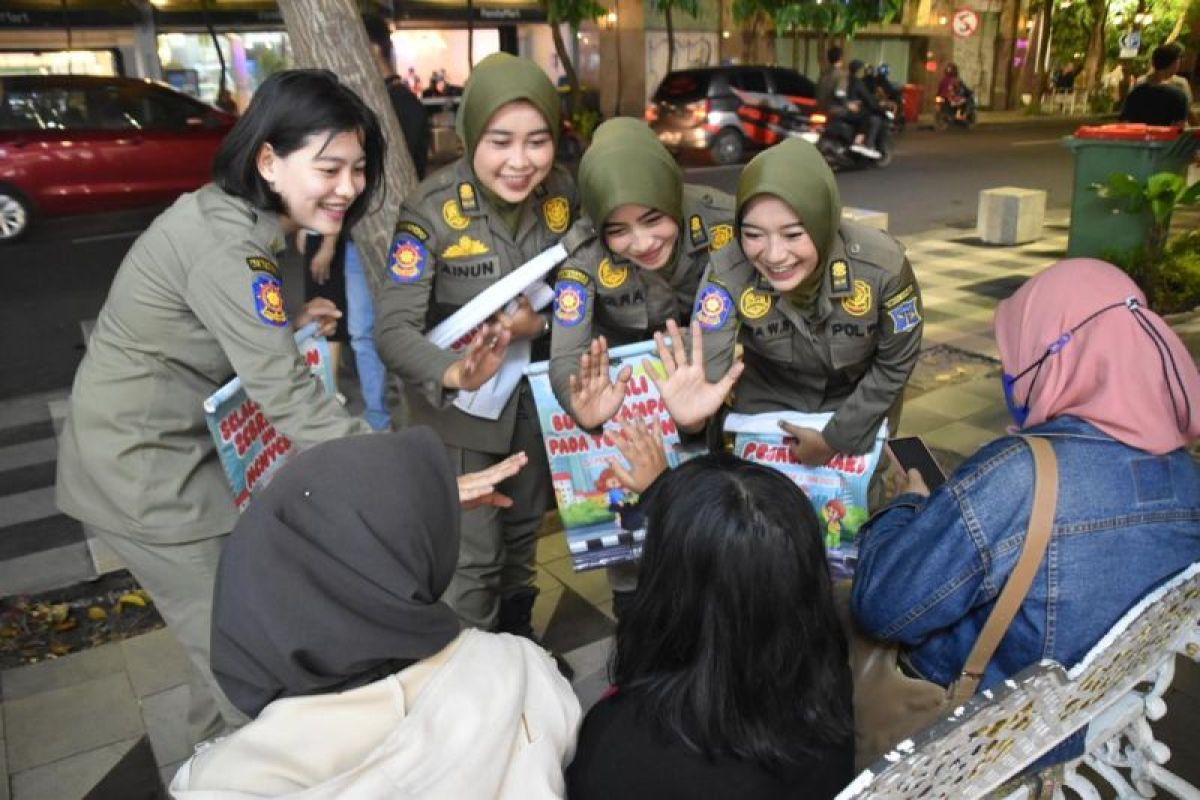 Satpol PP Surabaya turun ke Tunjungan sosialisasi Perda Trotoar