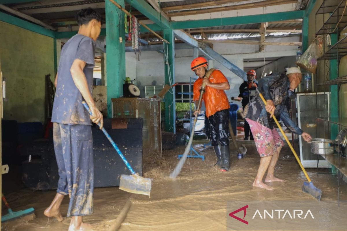 Baznas bantu bersihkan mushalla dan rumah tinggal terdampak banjir bandang di Sukabumi