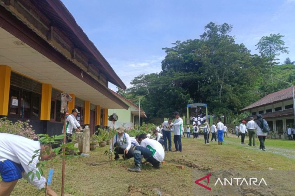 Gubernur Kaltim pimpin tanam 123.394 pohon  didik siswa peduli alam