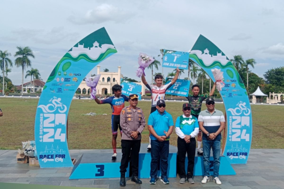 Bernard Benyamin Van Aert juara Etape 2 Tour de Siak