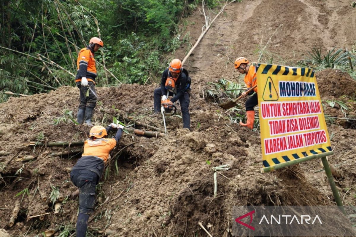 Baznas bantu warga buka akses jalan akibat longsor di Sukabumi