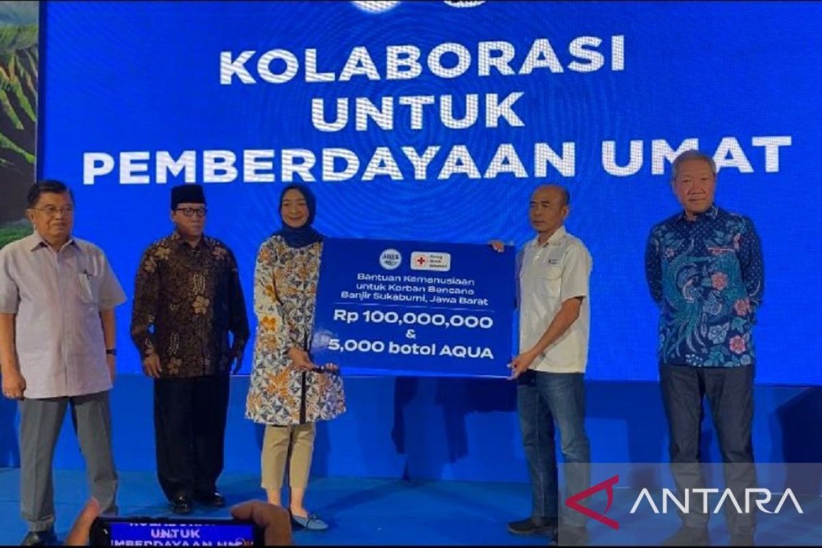 Jusuf Kalla saksikan penyerahan donasi bencana dari PT Aqua ke PMI Sukabumi