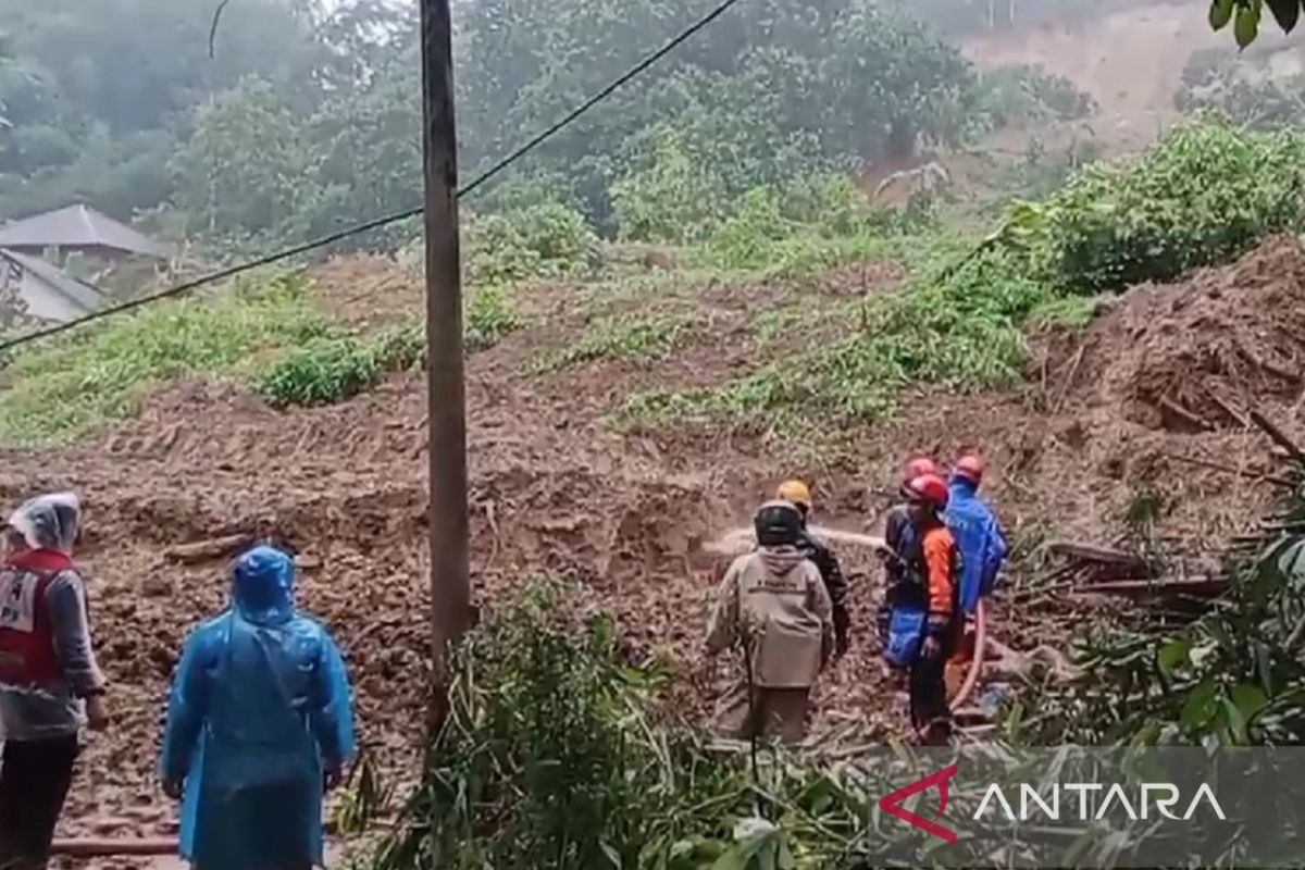 Tim SAR gabungan cari tujuh korban tanah longsor Sukabumi