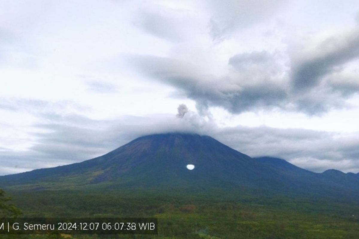 Gunung Semeru erupsi dengan visual letusan tak teramati