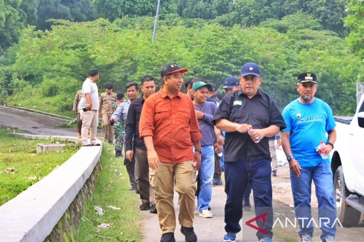 Pj Bupati Bekasi Dedy Supriyadi tinjau longsor di Cicadas Sukaresmi