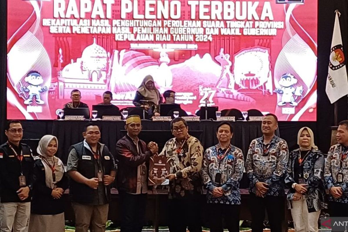 Pleno rekapitulasi KPU Kepri diwarnai penolakan hasil Pilgub