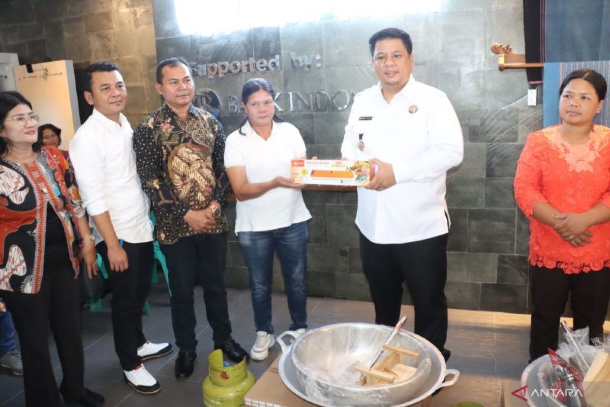 Bupati Vandiko salurkan bantuan usaha 5 kelompok UMKM Samosir