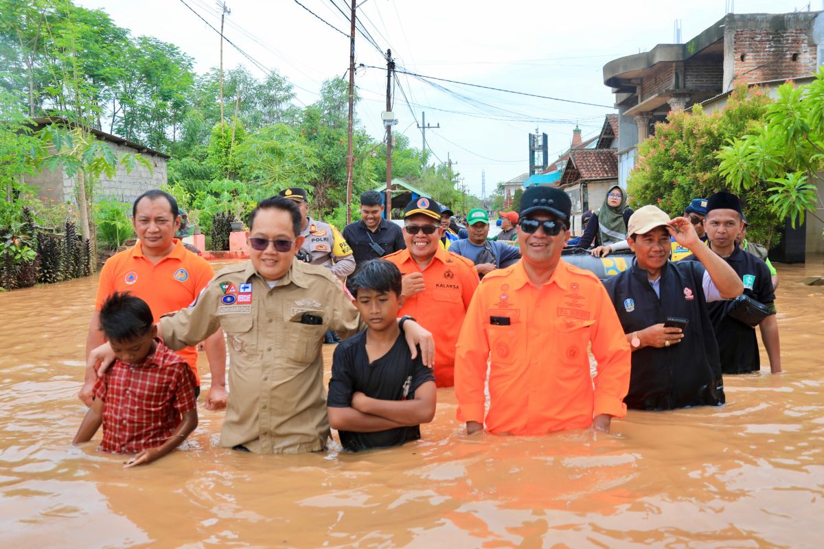 Pj Gubernur Jatim salurkan bantuan untuk korban banjir Pasuruan