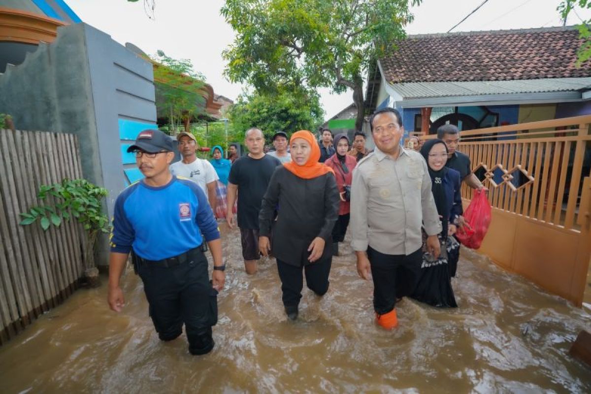 Khofifah beri bantuan untuk warga terdampak banjir Pasuruan