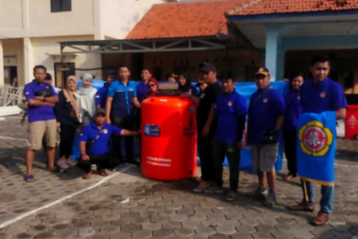 Karang Taruna Probolinggo bakti sosial di Pulau Gili Ketapang