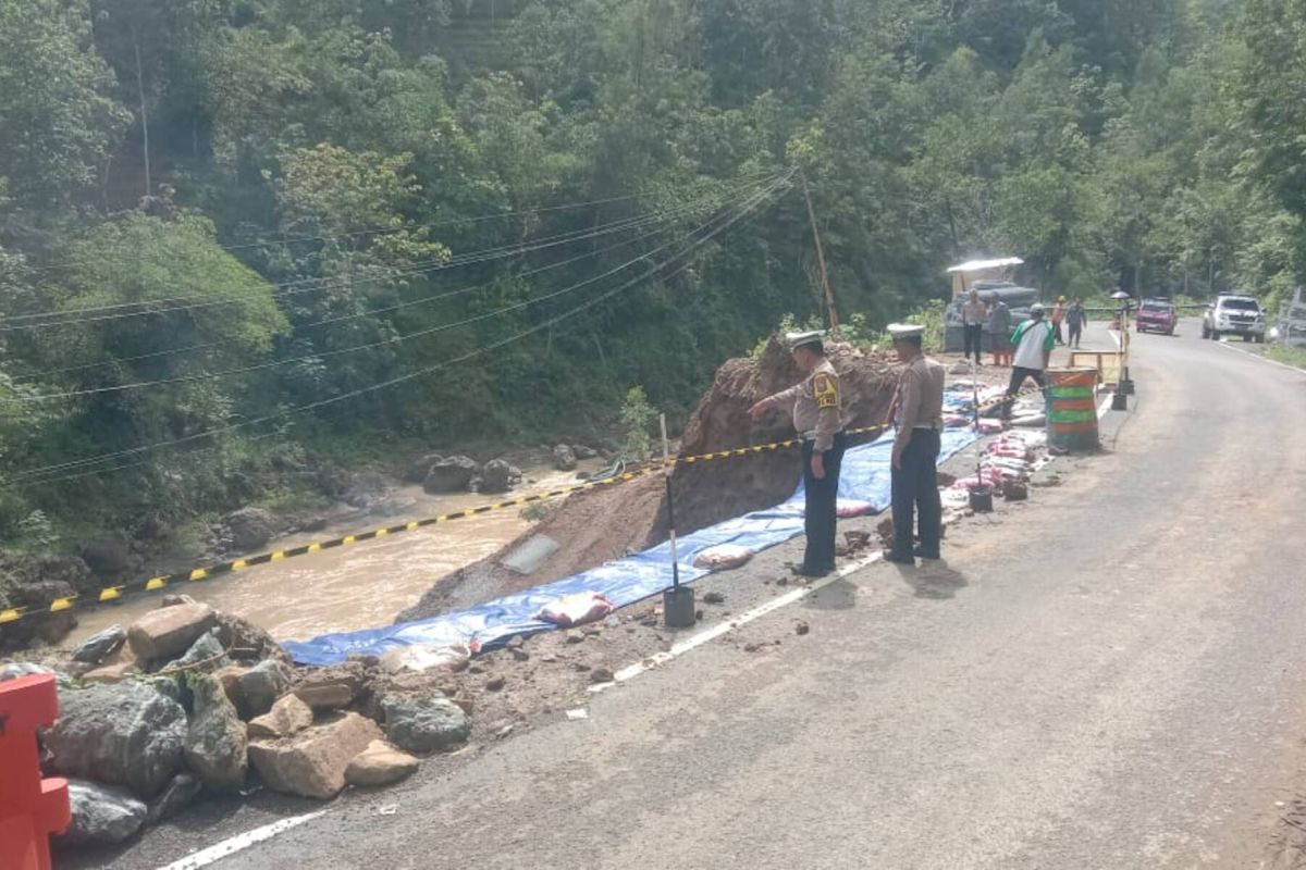 Jalan Raya Ponorogo-Pacitan amblas akibat tergerus luapan air Grindulu