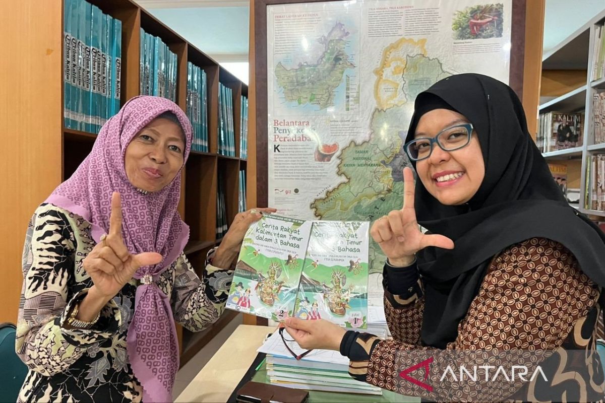 Guru di Samarinda serahkan karya tiga bahasa  ke Perpustakaan Kaltim