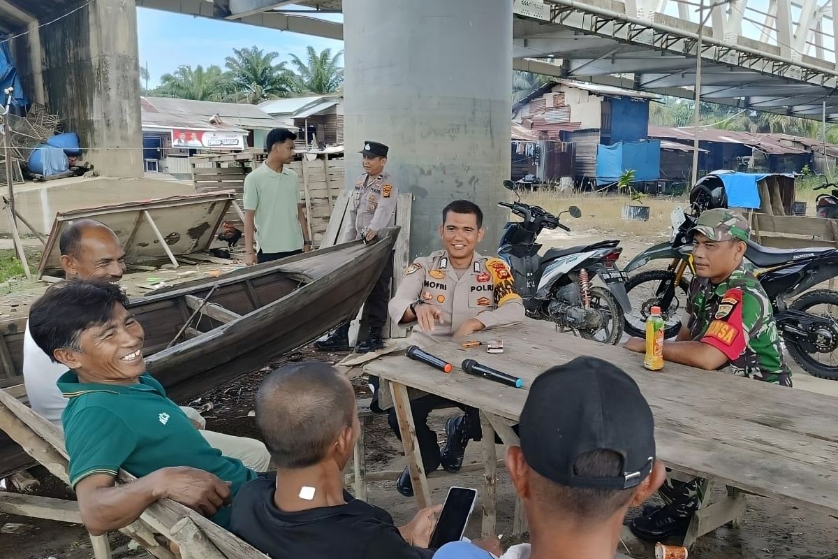 Pilkada berlangsung aman TNI-Polri Pelalawan sambangi masyarakat