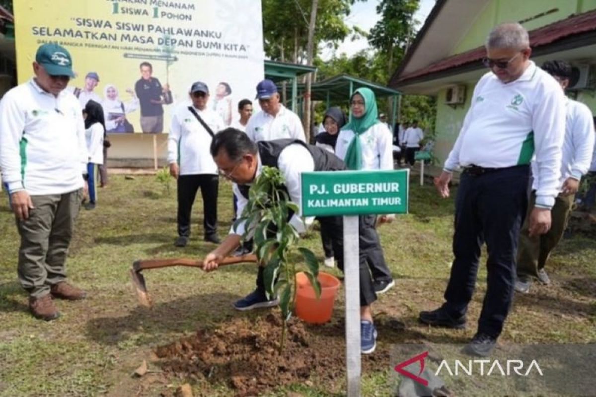 Pj Gubernur Kaltim luncurkan gerakan menanam  satu siswa satu pohon