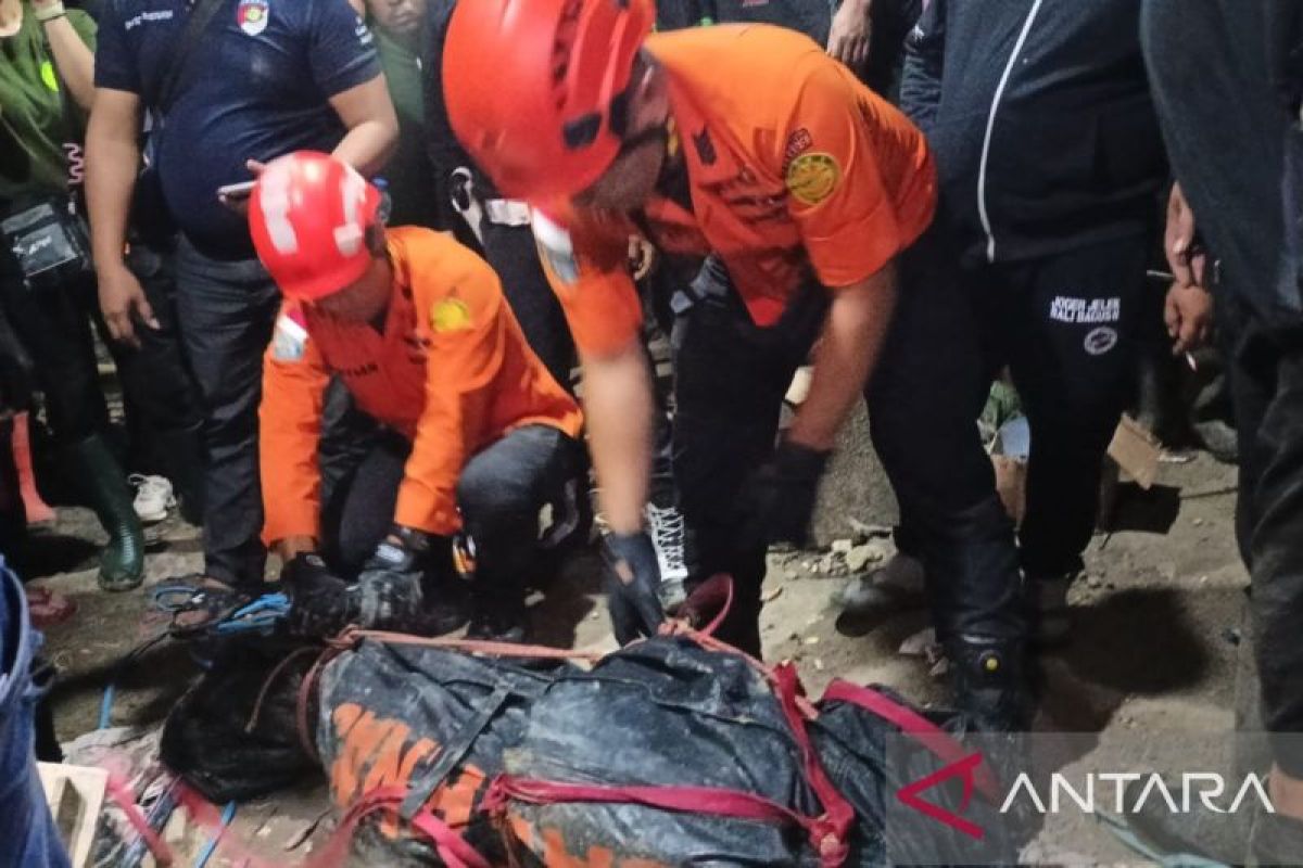 SAR gabungan evakuasi satu penambang terjebak dalam lubang