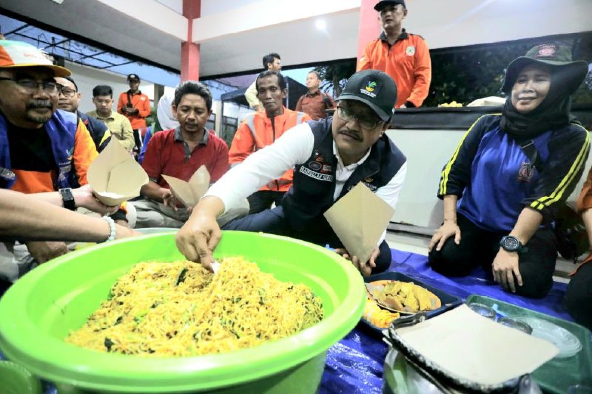 Mensos tinjau dapur umum bagi korban banjir di Kabupaten Sidoarjo