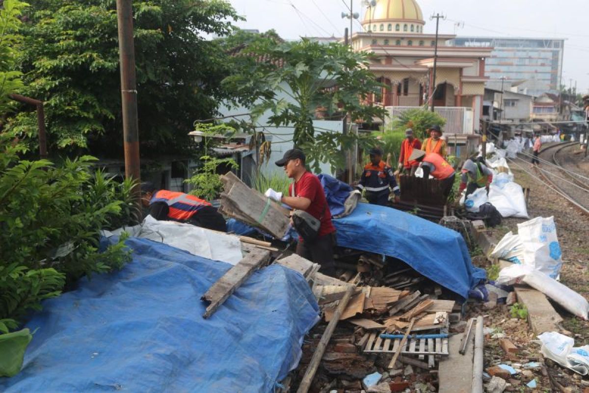 Daop 8 imbau masyarakat tak taruh barang di sekitar lintasan kereta api