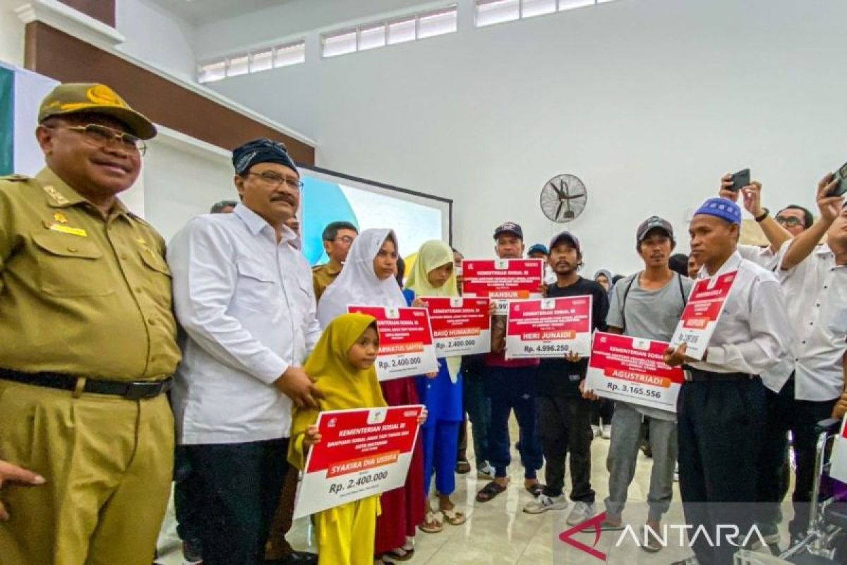 Mensos Gus Ipul serahkan sejumlah bantuan di NTB