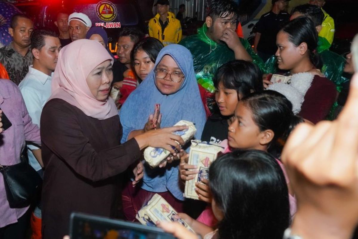 Khofifah salurkan bantuan untuk warga terdampak banjir di Mojokerto