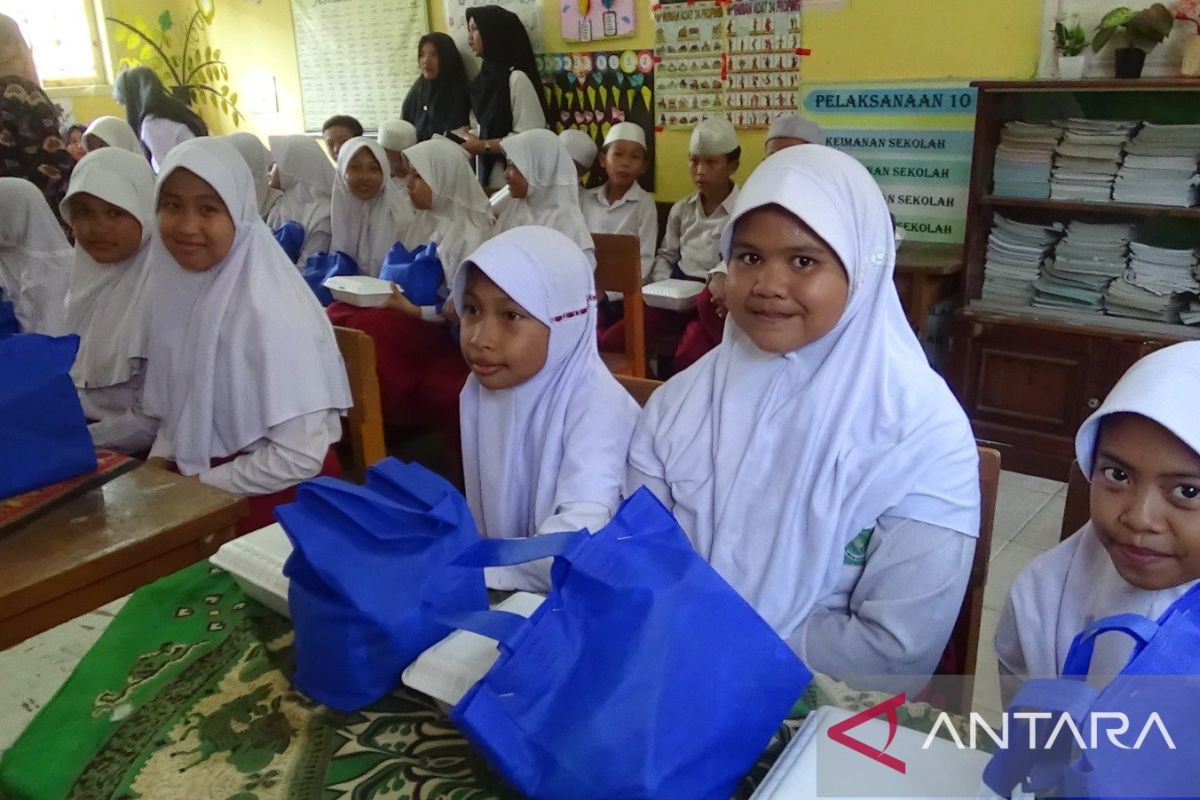 BKOW Jambi aksi sosial bantu peralatan sekolah anak kurang mampu