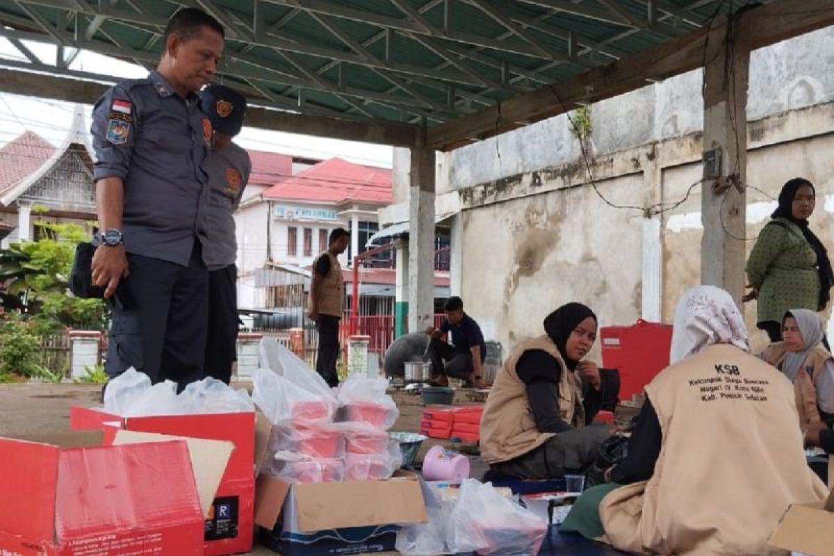 BPBD Sumatera Barat salurkan bantuan untuk korban banjir di Pesisir Selatan